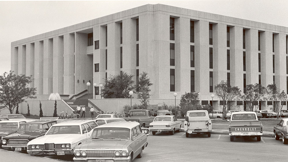 扎克里工程大楼，1972年
