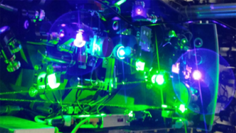 光子学实验室设备有几个明亮的灯。