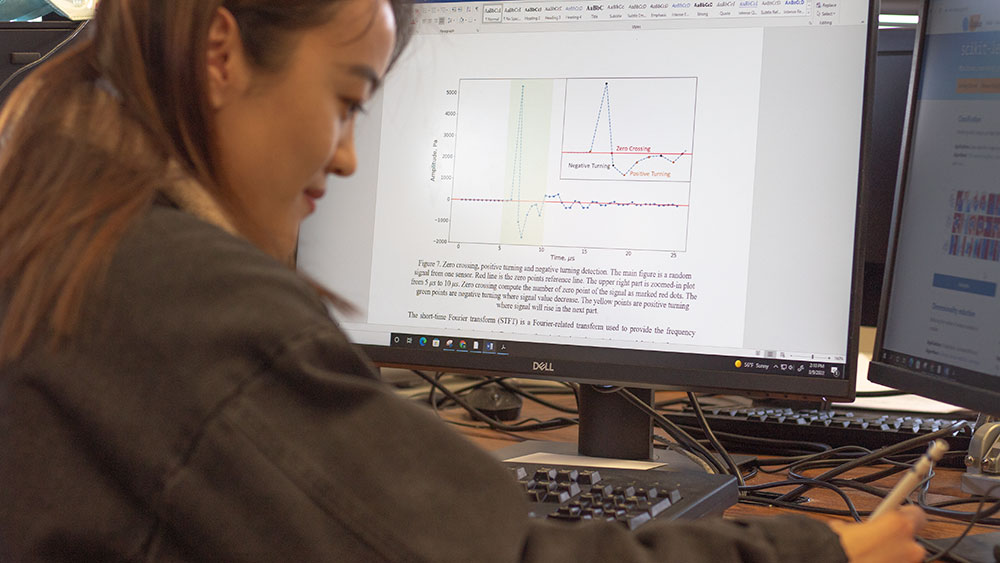 德克萨斯农工大学石油工程专业的女学生正在研究数据分析结果