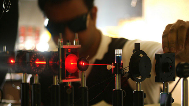 学生在实验室调整激光