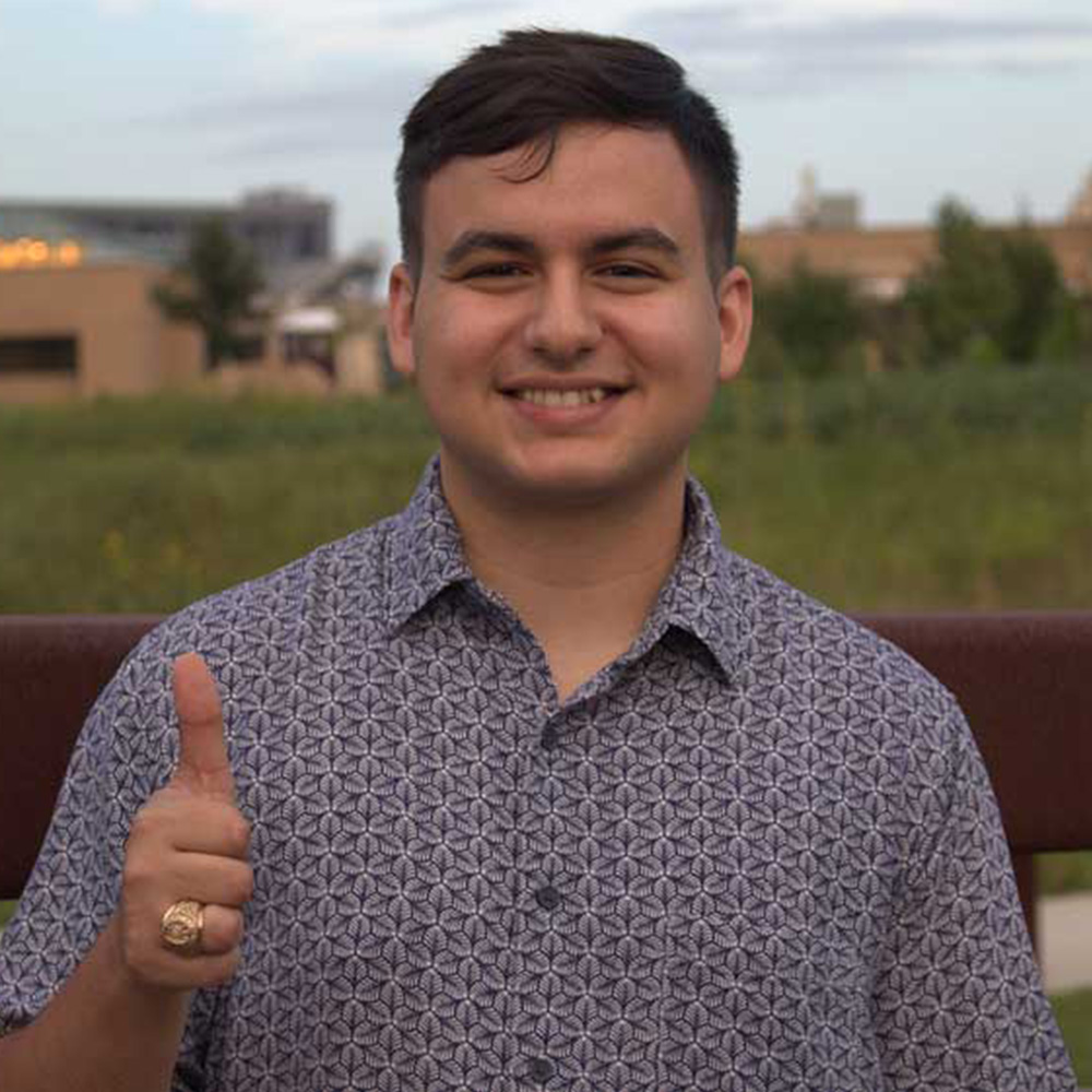 Abimael Macias doing a gig'em