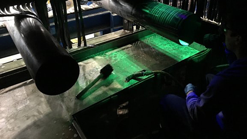 操作机械系统的实验室工作人员